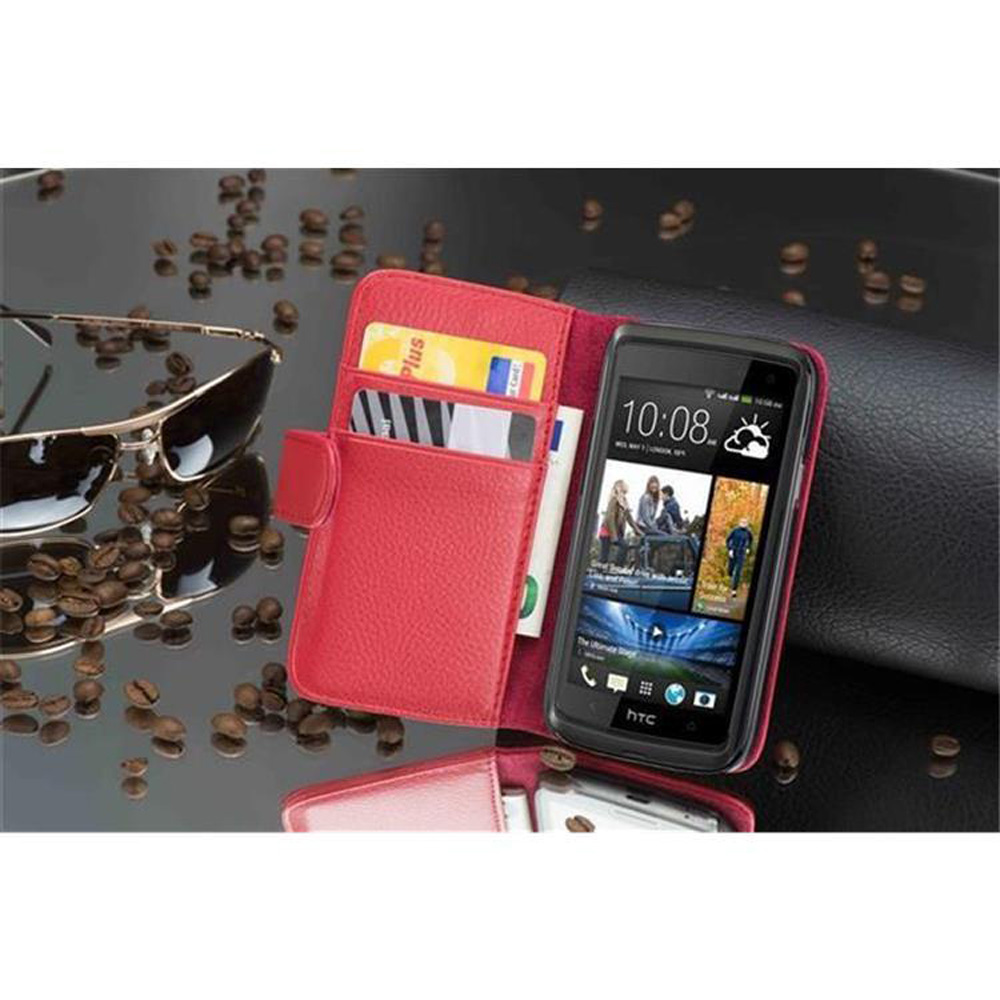 Una custodia rossa per telefono con un telefono che mostra uno schermo con persone, carte di credito e occhiali da sole su una superficie riflettente.