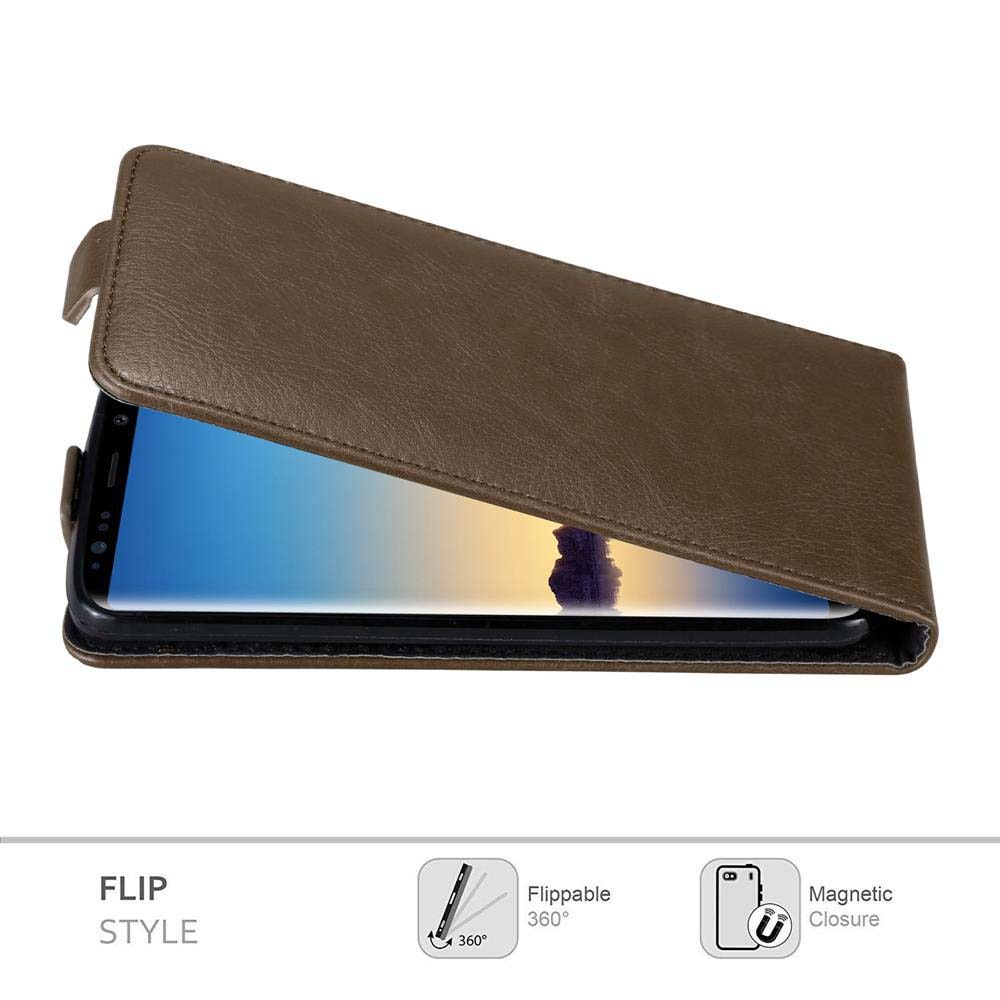 Eine braune Flip-Style-Handyhülle ist geöffnet und zeigt einen Telefonbildschirm. Die Hülle befindet sich auf einer weißen Oberfläche mit Symbolen darunter.
