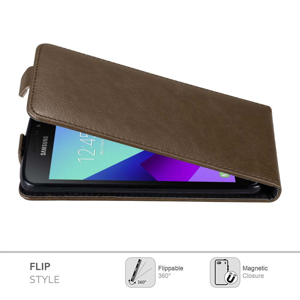 Una custodia a libro marrone con un telefono Samsung all'interno, che mostra l'ora 12:45. Le icone indicano girevole a 360° e chiusura magnetica.