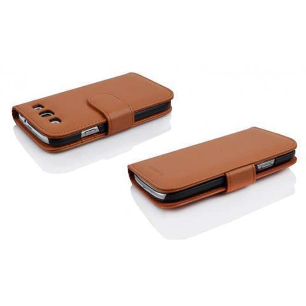Due custodie per telefono in pelle marrone con bordi neri. Una chiusa, una aperta. Entrambe hanno chiusura magnetica su superficie bianca.