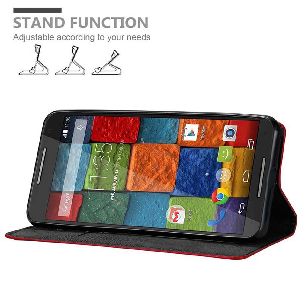 Uno smartphone in una custodia, che mostra uno schermo di app colorato. La custodia è aperta, mostrando il telefono appoggiato.