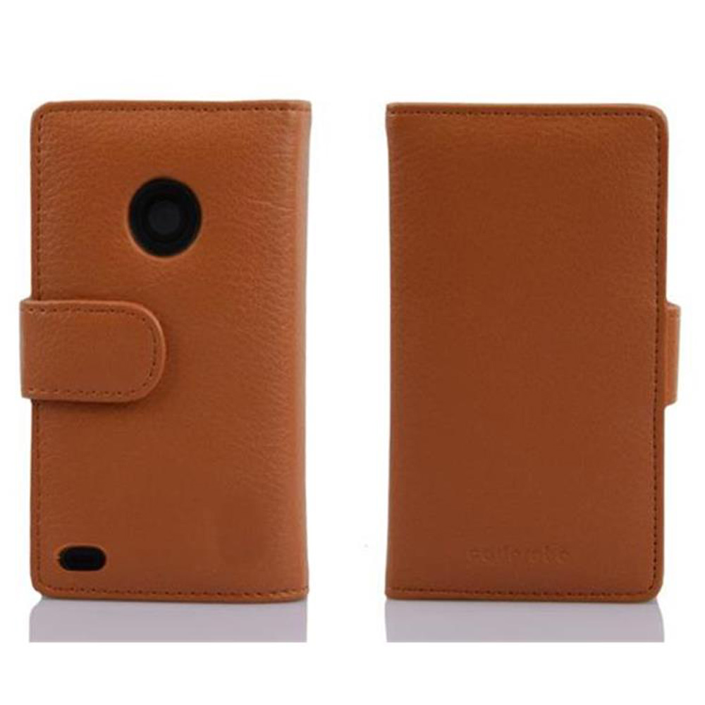 Dos fundas de teléfono de cuero marrón. Una abierta, otra cerrada, ambas con costuras. La abierta tiene un círculo y botón negro.