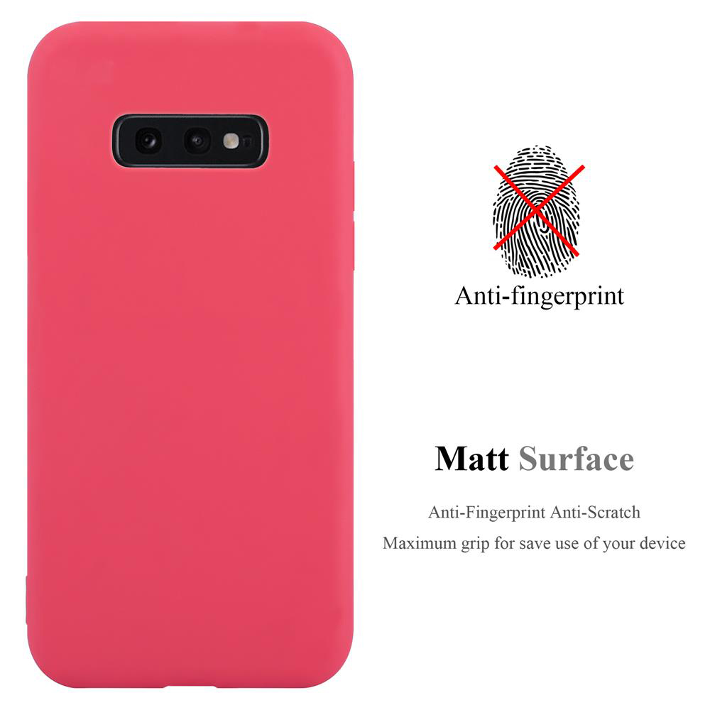Una custodia per telefono rossa con ritaglio nero per la fotocamera. Sono pubblicizzate caratteristiche anti-impronte e superficie opaca.