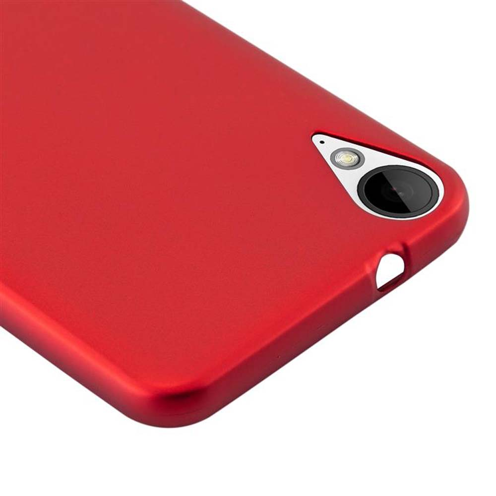 Se muestra una funda de teléfono roja, en ángulo hacia la cámara. Lente de la cámara y un pequeño agujero visibles. Fondo blanco.