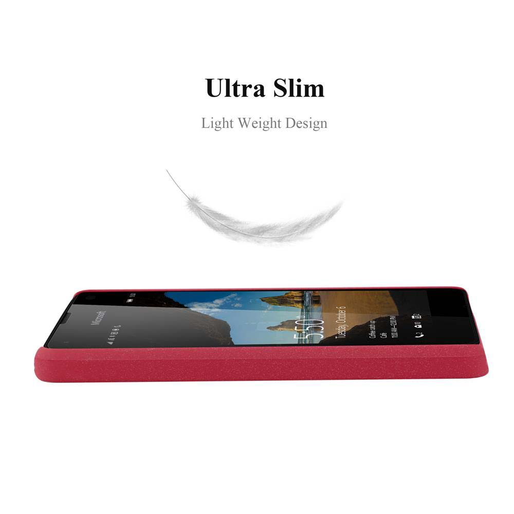 Un téléphone rouge avec un écran noir est affiché. L'écran affiche un paysage avec l'heure 5:50 et la date. Au-dessus, le texte indique Ultra Slim.