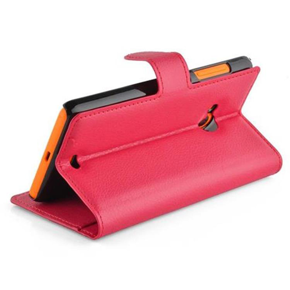Custodia per tablet in pelle rossa con tablet nero all'interno. Bordo arancione. Design verticale con chiusura a linguetta.