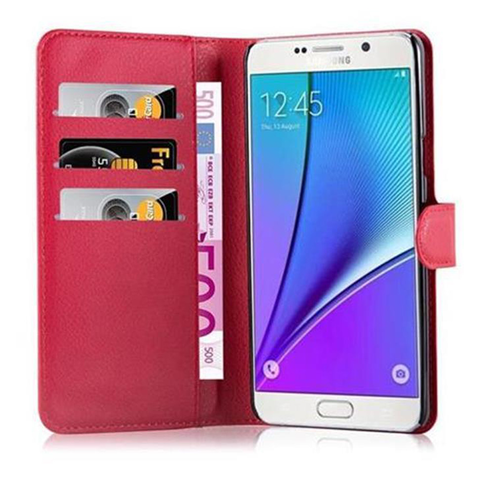 Un portafoglio rosso con un telefono, carte e una banconota da 500 euro. Il telefono mostra l'ora 12:45.