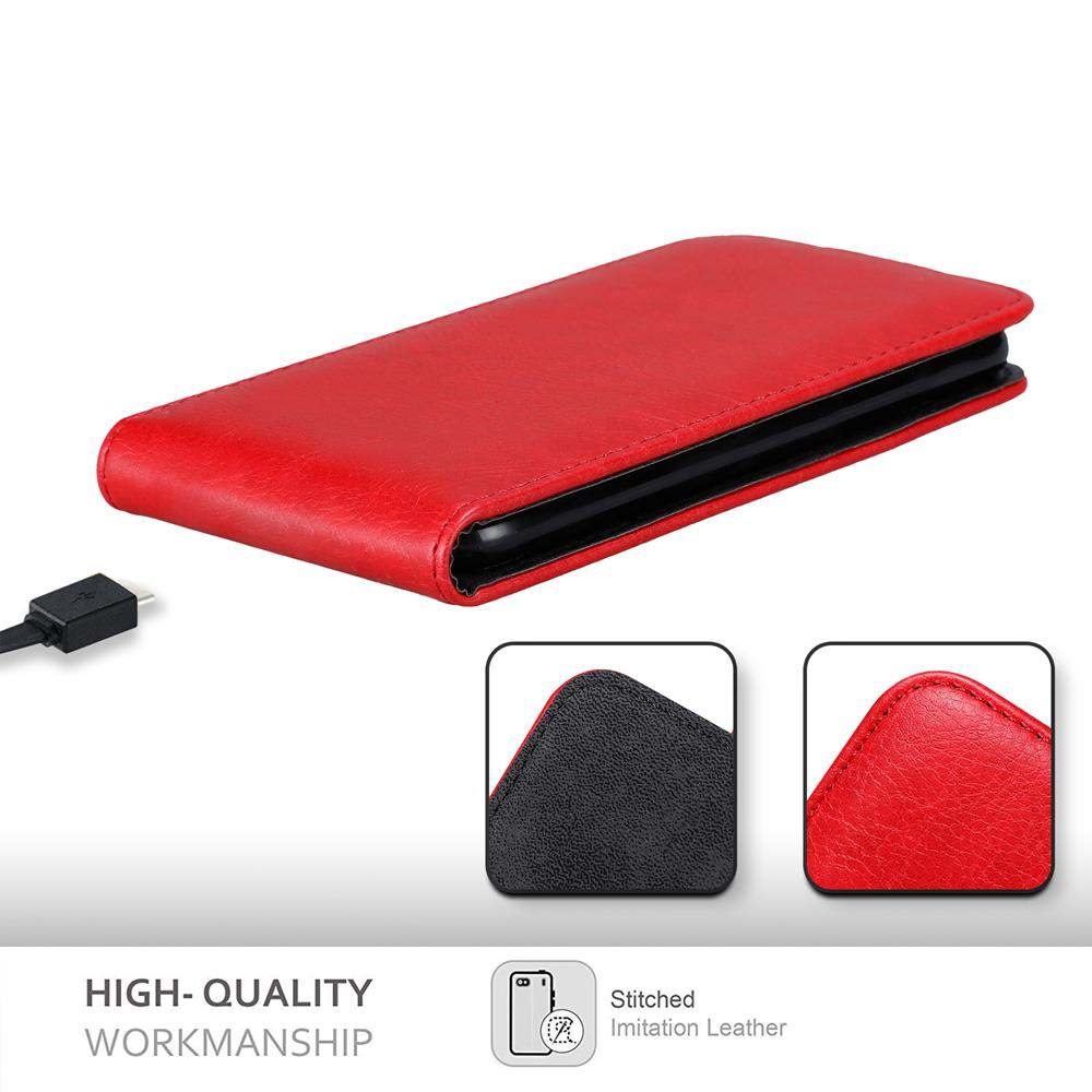 Una custodia per telefono in pelle rossa con un telefono nero all'interno. Un cavo USB nero a sinistra. Le immagini dettagliate mostrano le cuciture.