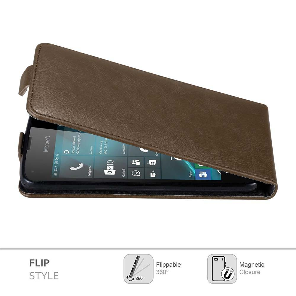 Una custodia a libro marrone con un telefono all'interno. Il telefono visualizza icone e testo e la custodia ha una chiusura magnetica.
