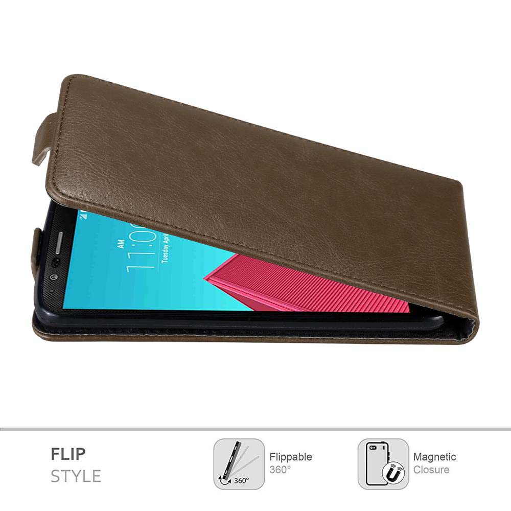 Una funda de teléfono plegable marrón con un teléfono dentro. El teléfono muestra la hora 11:00 AM. En el fondo hay iconos y texto.