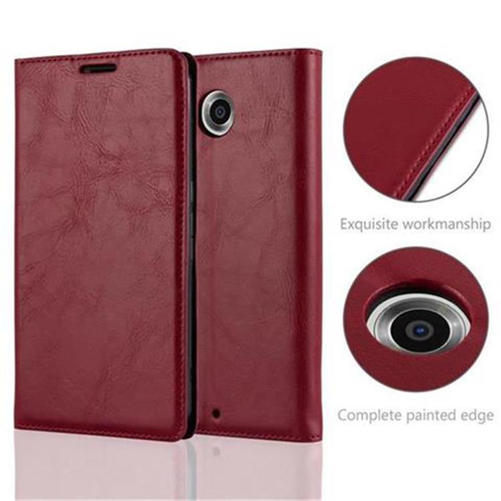 Funda de teléfono de cuero rojo abierta. Detalles muestran orificio de cámara y primeros planos destacando la mano de obra y el borde pintado.