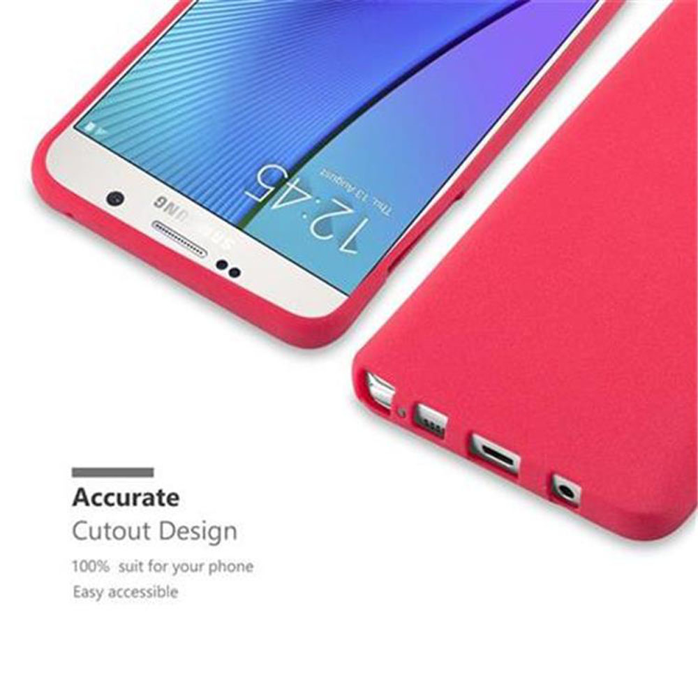 Una funda roja y un teléfono con pantalla que muestra la hora. La funda tiene cortes, diseño y es de fácil acceso.