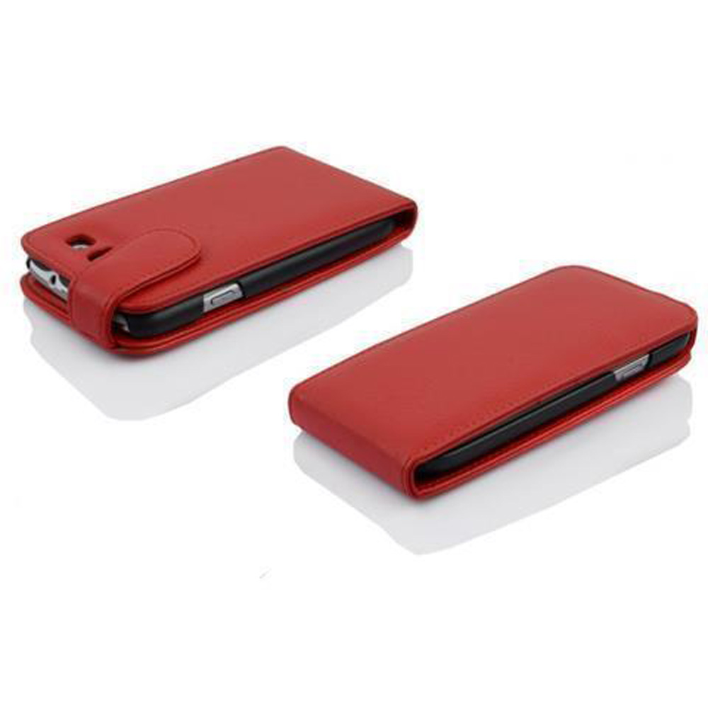Due custodie per telefono in pelle rossa su una superficie bianca. Una aperta, una chiusa. Entrambe sono rettangolari con interni neri.
