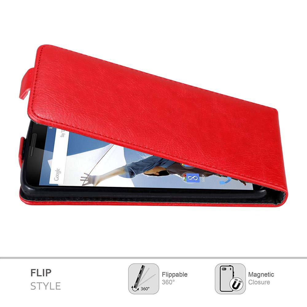 Una funda roja protege un teléfono inteligente. La pantalla muestra iconos de aplicaciones. La funda está abierta. El estilo es abatible y tiene cierre magnético.