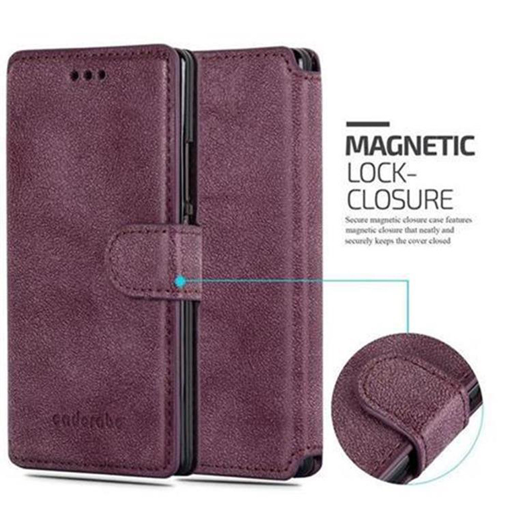 È mostrata una custodia per telefono viola, aperta e chiusa. Ha una chiusura magnetica, con il marchio 'cadorabe' visibile.