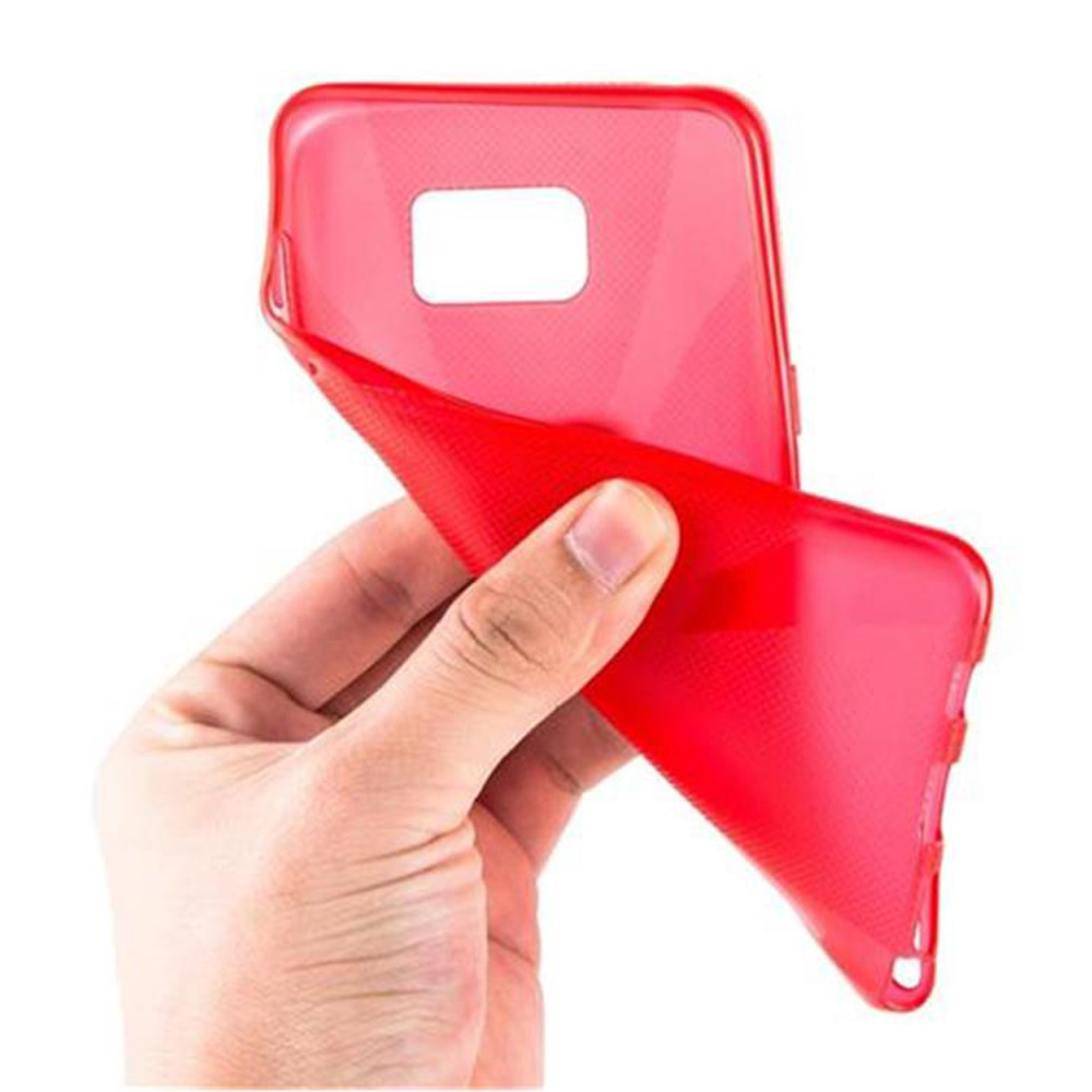 Una mano tiene una custodia rossa per telefono. La custodia ha un ritaglio per la fotocamera. Lo sfondo è bianco.