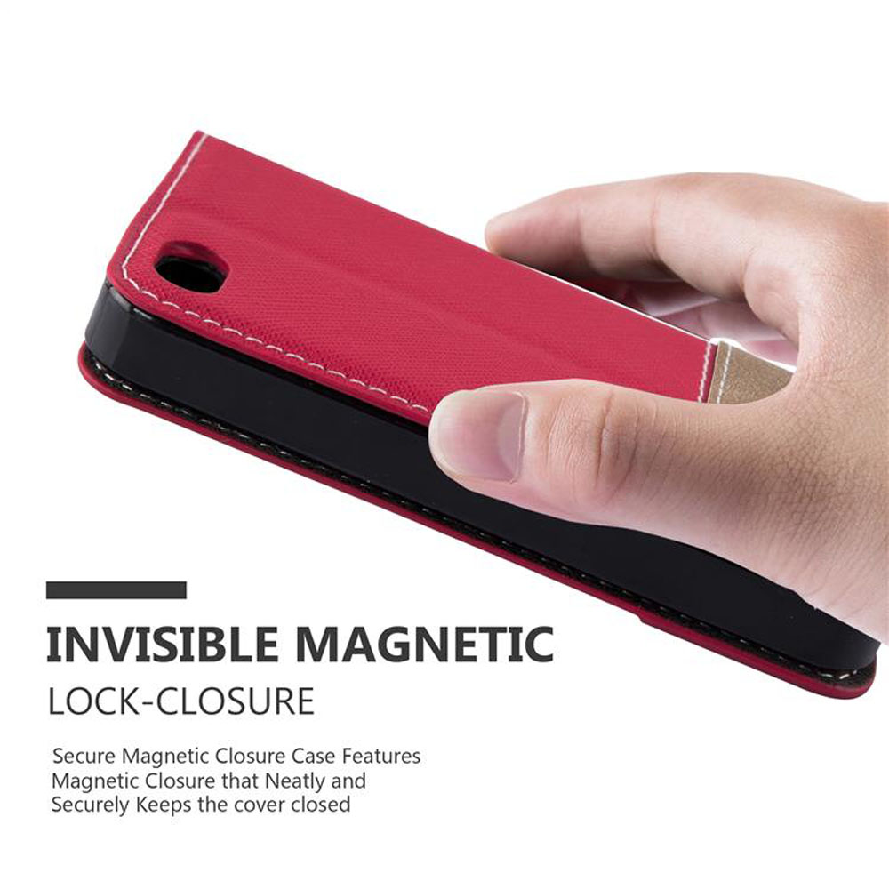 Una mano tiene una custodia rossa per telefono con interno nero. Il testo recita 'INVISIBLE MAGNETIC LOCK-CLOSURE'.