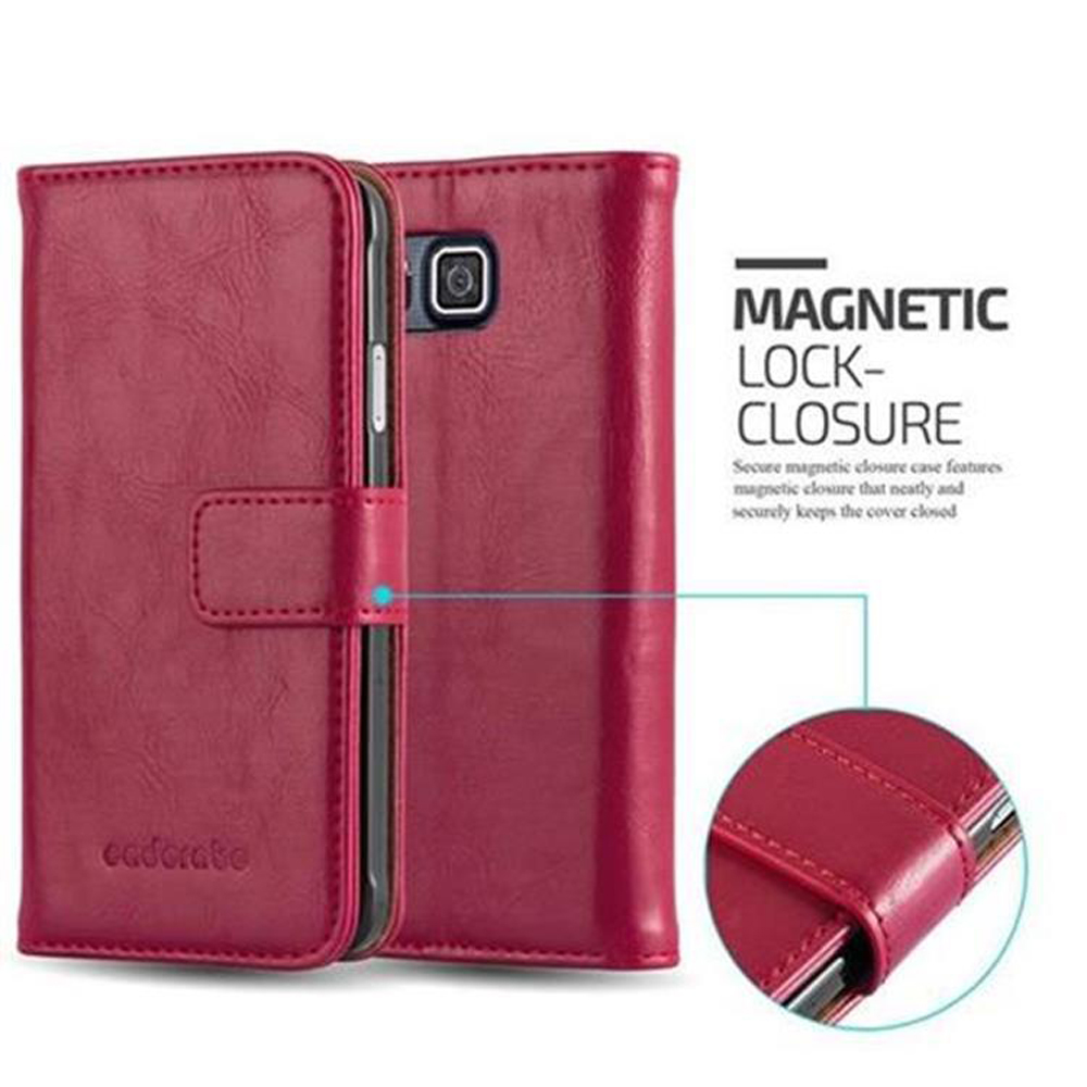 Una custodia per telefono rossa con chiusura magnetica. Ha un foro per la fotocamera e un lembo. Il testo recita: CHIUSURA MAGNETICA.