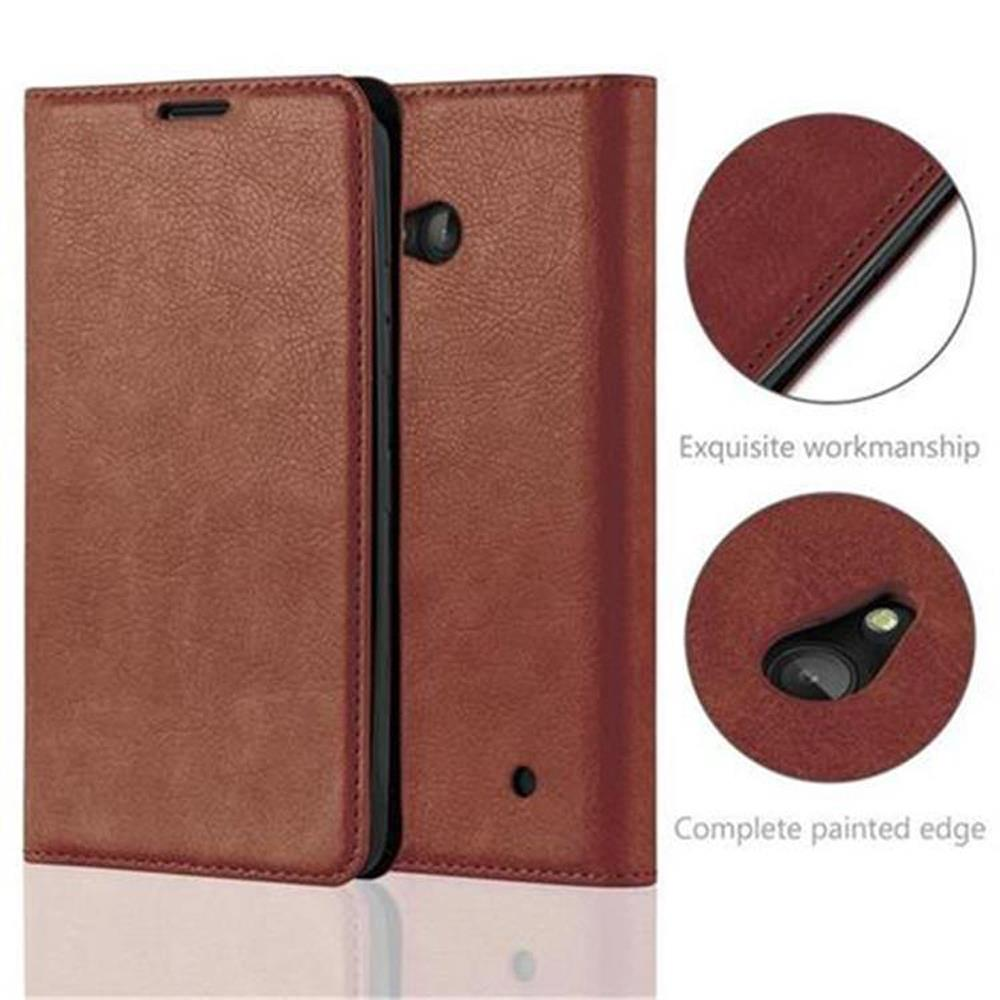 Viene mostrata una custodia per telefono in pelle marrone. I dettagli includono un ritaglio per la fotocamera e le parole 'Exquisite workmanship'.