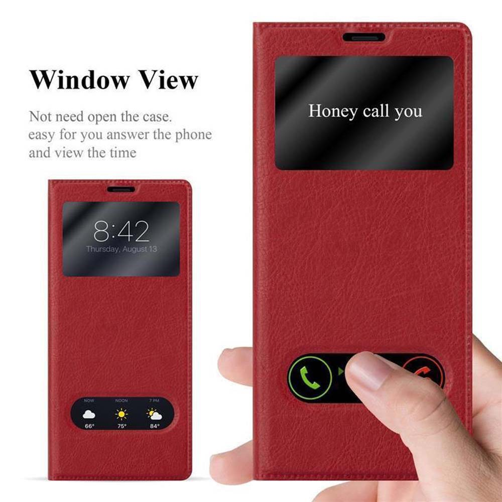 Custodia rossa per telefono che mostra l'ora e una schermata di chiamata, mano che tocca lo schermo. Il testo dice 'Honey call you'.