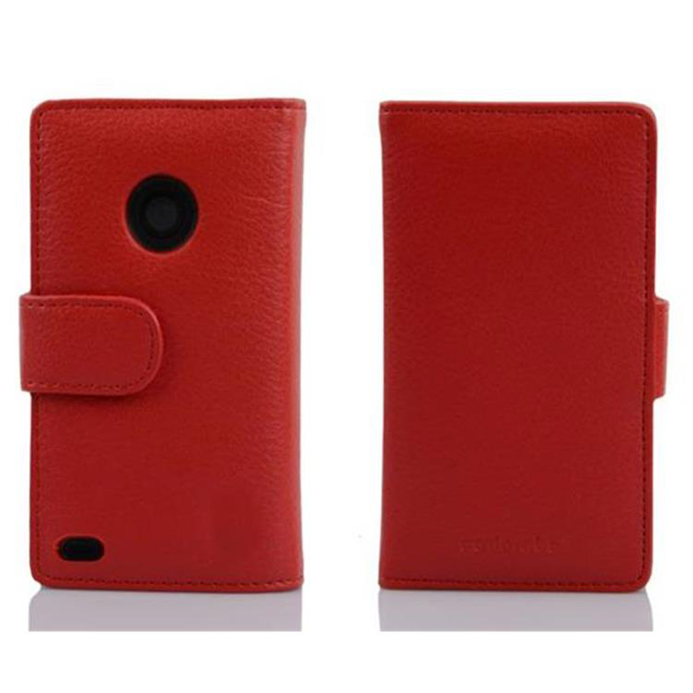 Dos fundas rojas de cuero para teléfono. Una abierta, la otra cerrada, con botón y agujero para altavoz, ambas con diseño similar.