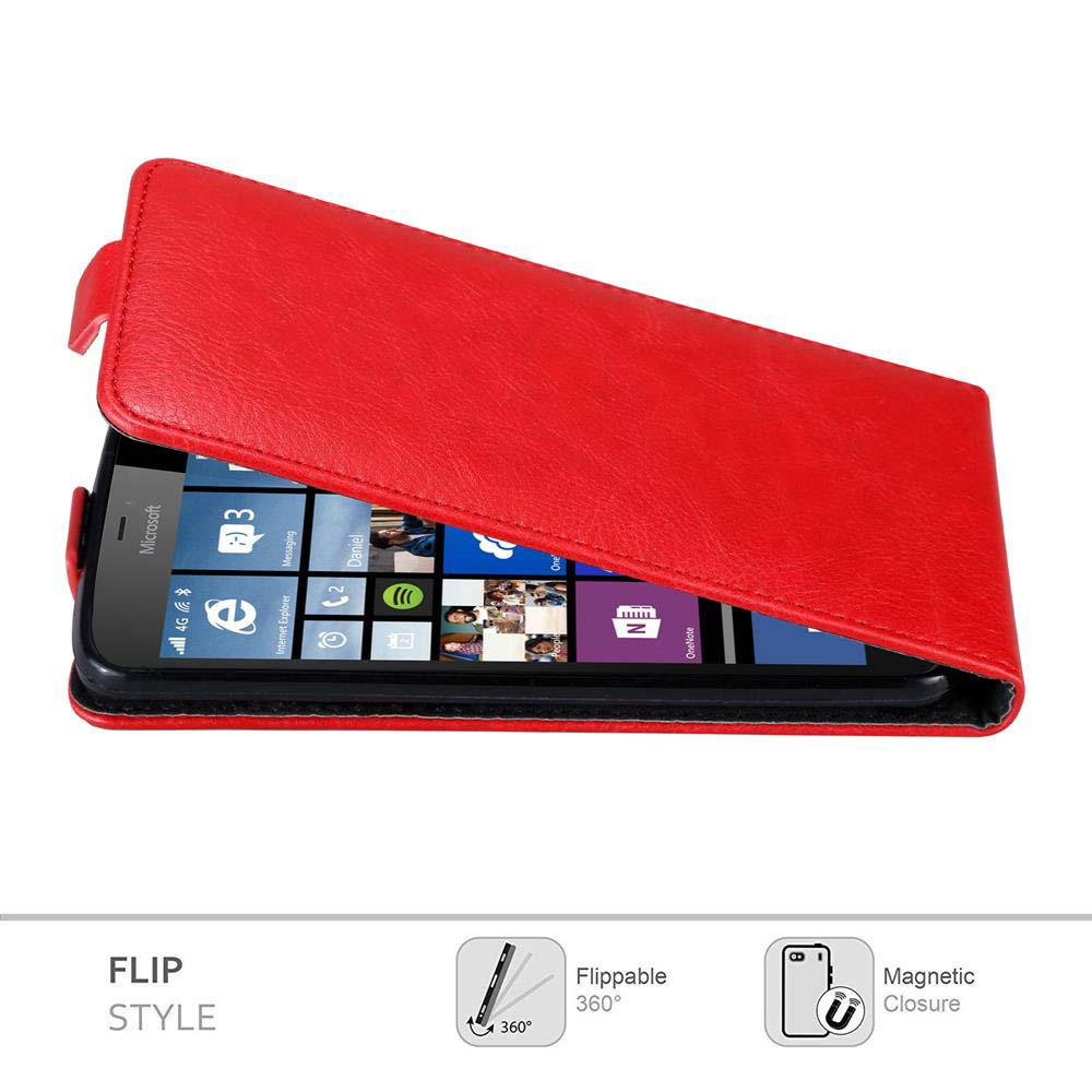 Una cover a flip rossa protegge uno smartphone. Lo schermo mostra icone di app. Sotto, diagrammi mostrano stile flip, rotazione a 360° e chiusura magnetica.