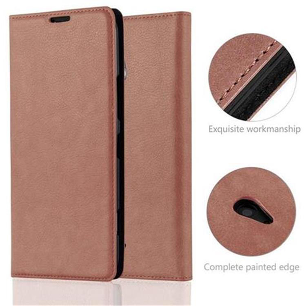 Una custodia per telefono color oro rosa è aperta, mostrando l'interno. I dettagli includono una cucitura e un bordo verniciato completo.