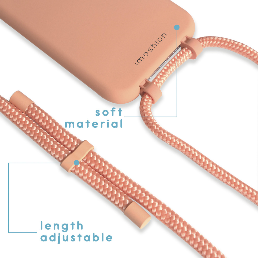 Een perzikroze telefoonhoesje met bijpassend koord, met de labels "zacht materiaal" en "lengte verstelbaar".