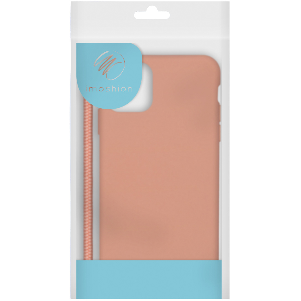 Een telefoonhoesje in een transparante plastic verpakking. De hoes is perzikkleurig. De verpakking heeft een blauw en wit ontwerp met een logo.