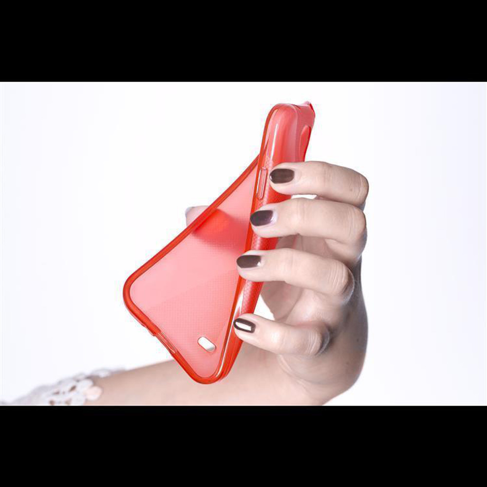 Una mano tiene una custodia per telefono rossa trasparente. Le unghie sono dipinte di rosso scuro. Lo sfondo è bianco.