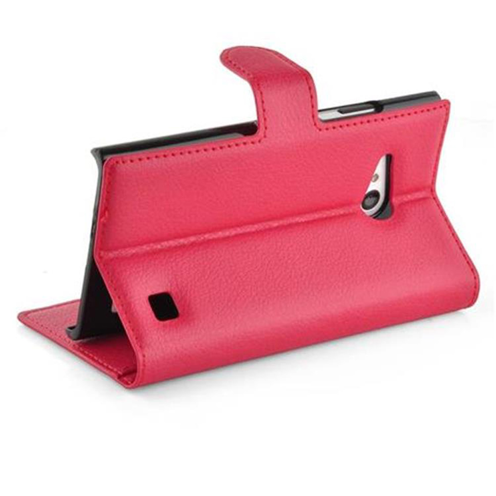 Una custodia per tablet in pelle rossa, aperta per mostrare il tablet. La custodia ha una chiusura magnetica e un tablet nero all'interno.
