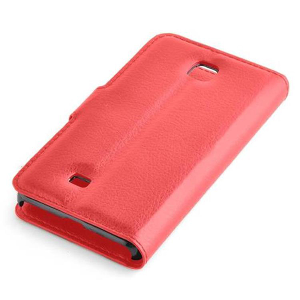Una custodia per telefono in pelle rossa, con fori per fotocamera e altoparlante, è su una superficie bianca. La custodia è aperta.