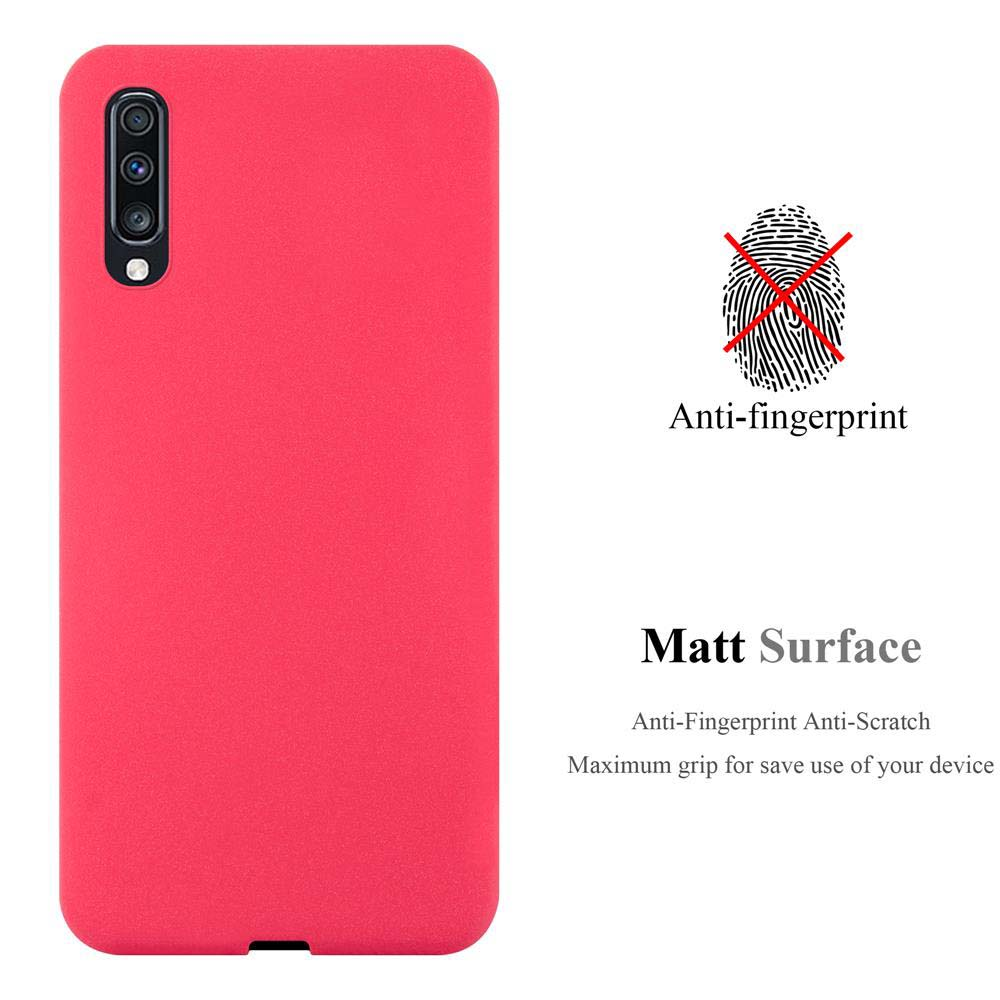 Una custodia rossa per telefono con tripla fotocamera e simbolo di impronta digitale sbarrato, testo anti-impronta e superficie opaca.