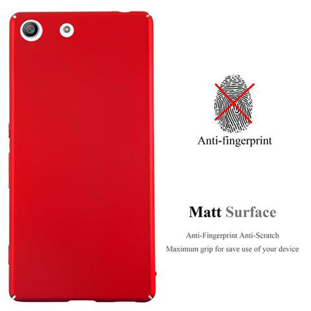 Una funda roja para teléfono con cámara y flash. Se anuncian las características anti-huellas y superficie mate con texto e iconos.