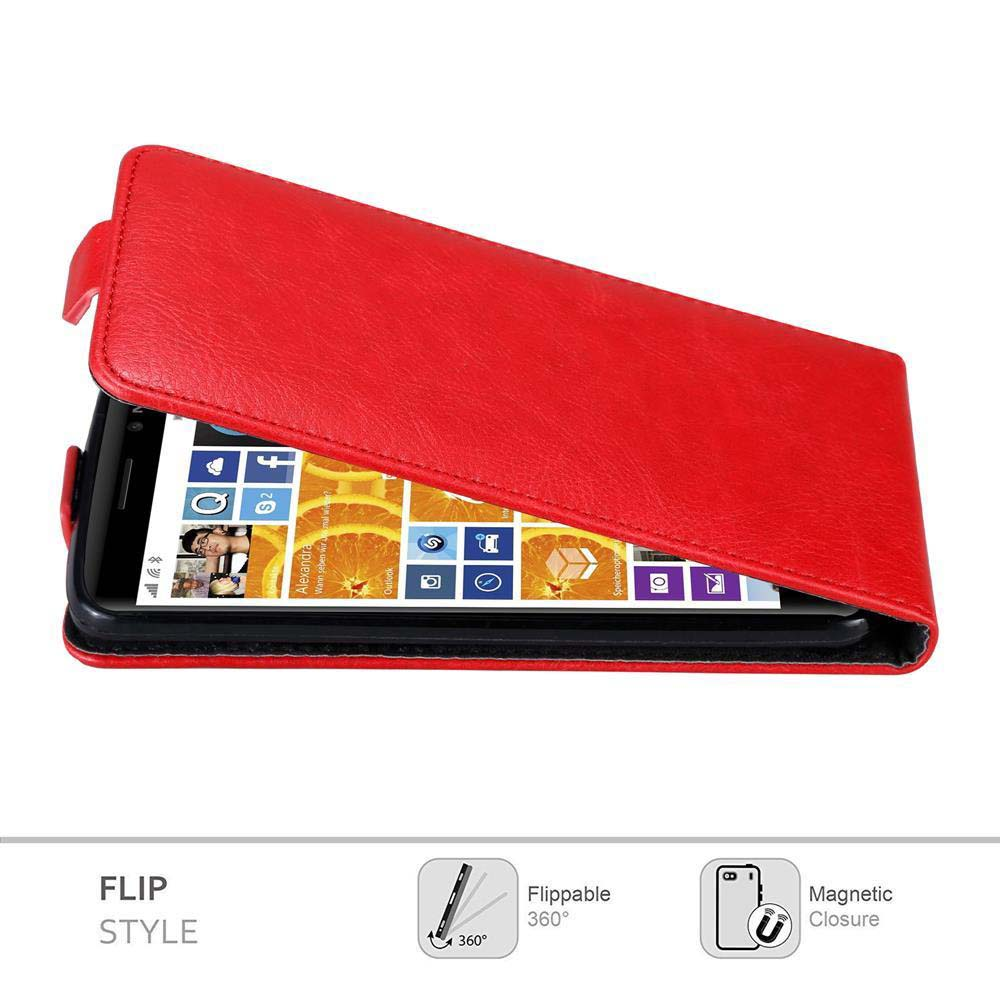 Eine rote Klapphülle schützt ein Smartphone, das den Startbildschirm anzeigt. Symbole, Text und das Gerät sind sichtbar. Die Hülle ist offen.