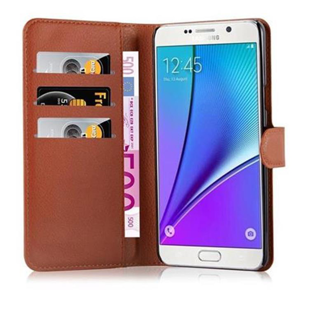 Eine braune Leder-Handyhülle mit Smartphone, Kreditkarten und einem 500-Euro-Schein.