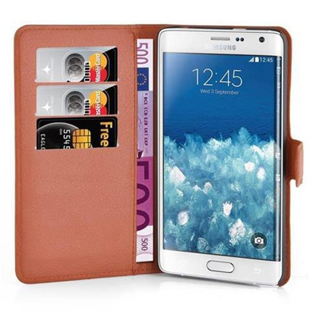 Ein Telefon in einer braunen Brieftasche. Die Brieftasche enthält Kreditkarten und einen 500-Euro-Schein. Das Telefon zeigt die Uhrzeit 12:45 an.
