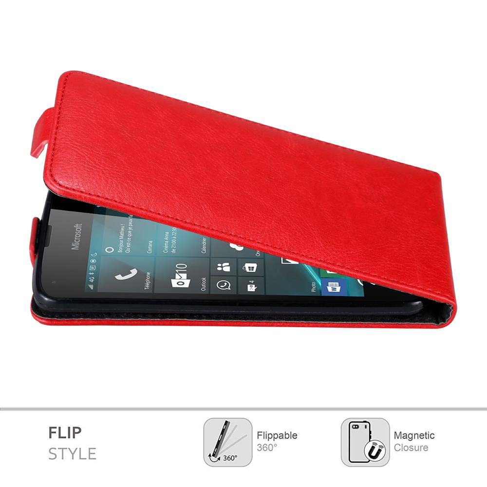 Una custodia a libro rossa con un telefono all'interno. Il telefono mostra le icone delle app. Testo: Flip Style, Flippable 360°, Chiusura magnetica.