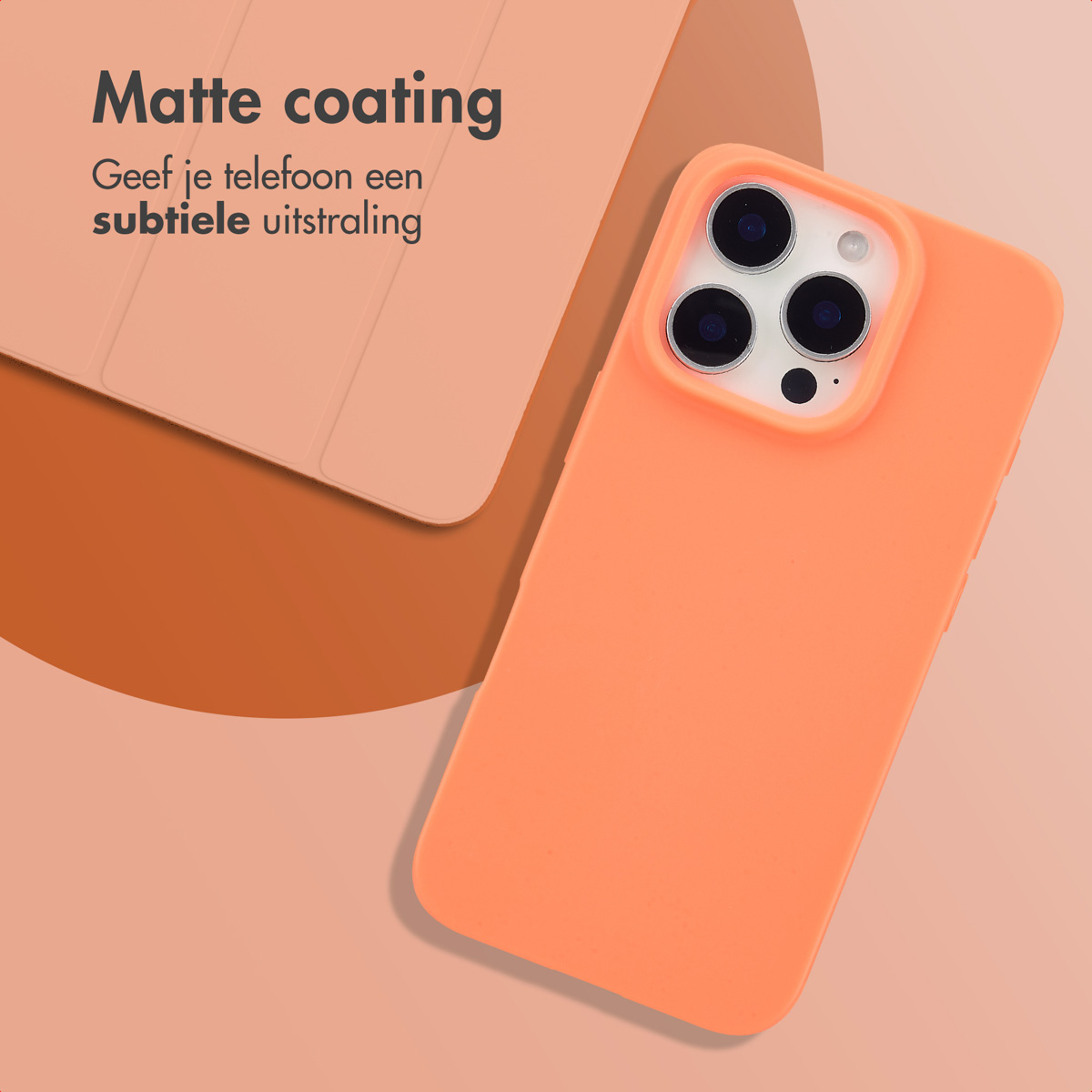 Coque de téléphone orange sur fond pêche, avec étui de tablette assorti. Texte : Revêtement mat, donnez à votre téléphone un aspect subtil.