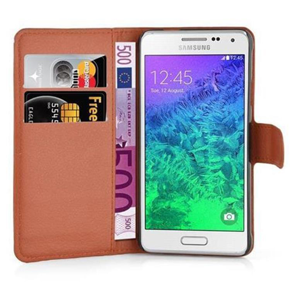 Un téléphone Samsung blanc dans un étui en cuir marron, affichant 12h45. Des cartes et un billet de 500 euros sont visibles.