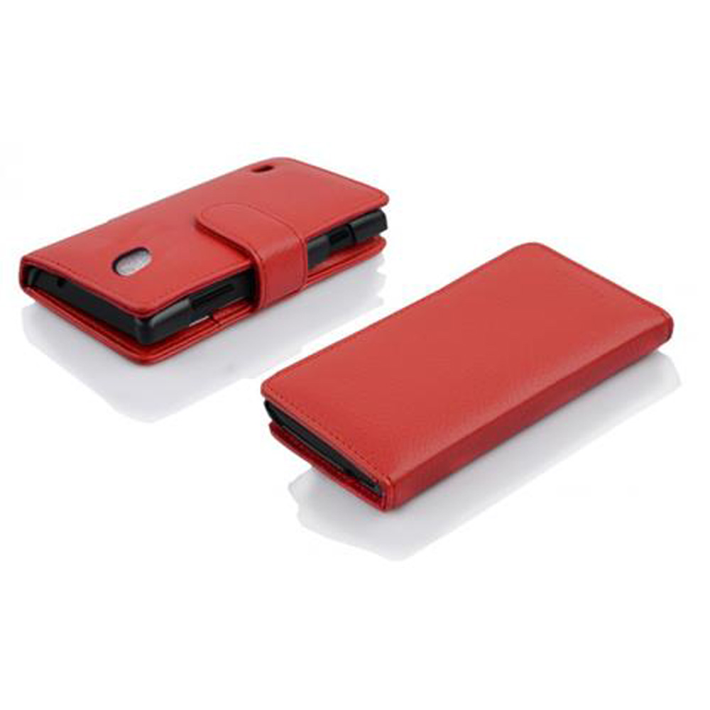 Dos fundas rojas de cuero para teléfono sobre una superficie blanca. Una está abierta con un teléfono negro dentro, la otra cerrada.