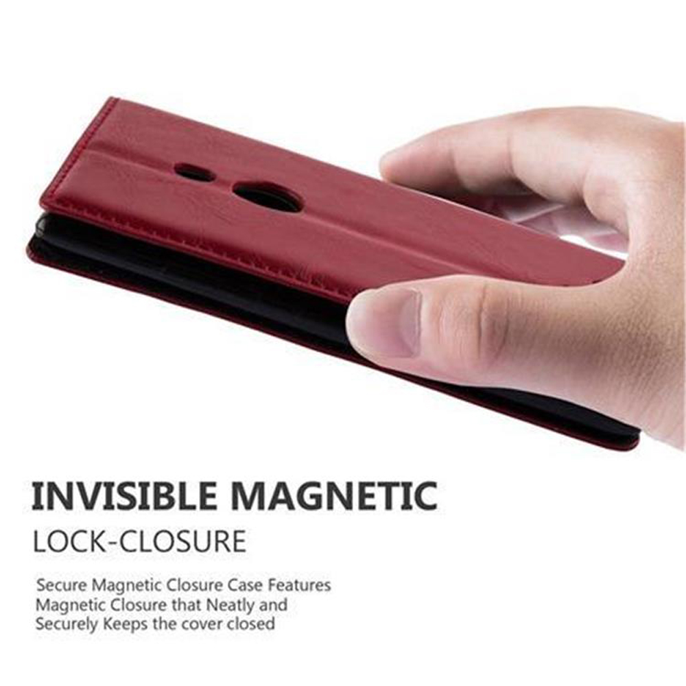 Una mano tiene una custodia rossa per telefono. La custodia ha una chiusura magnetica. Il testo sull'immagine dice 'Invisible Magnetic Lock-Closure'.
