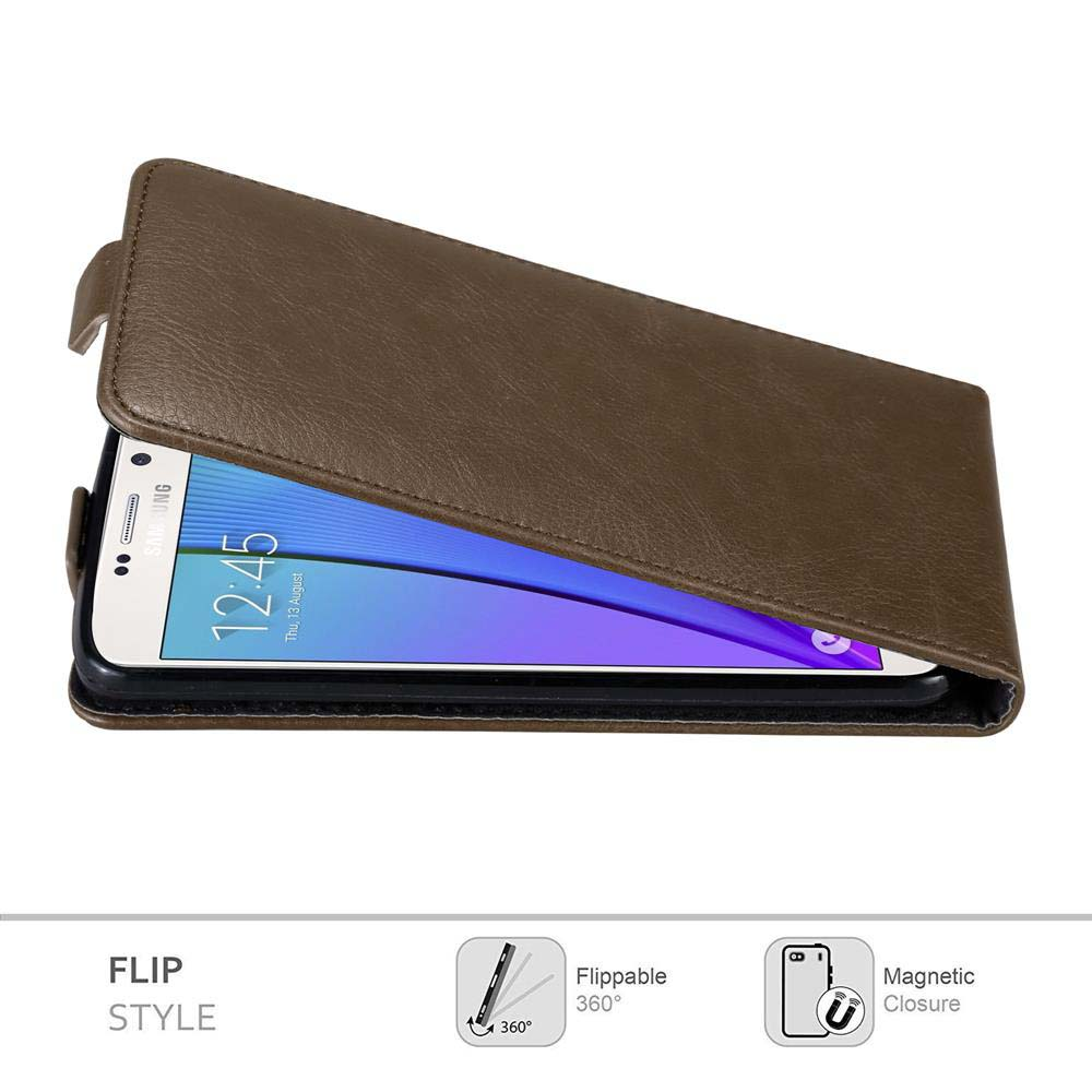 Una custodia a flip marrone con un telefono Samsung all'interno che mostra l'ora 12:45. Caratteristiche: rotazione a 360° e chiusura magnetica.