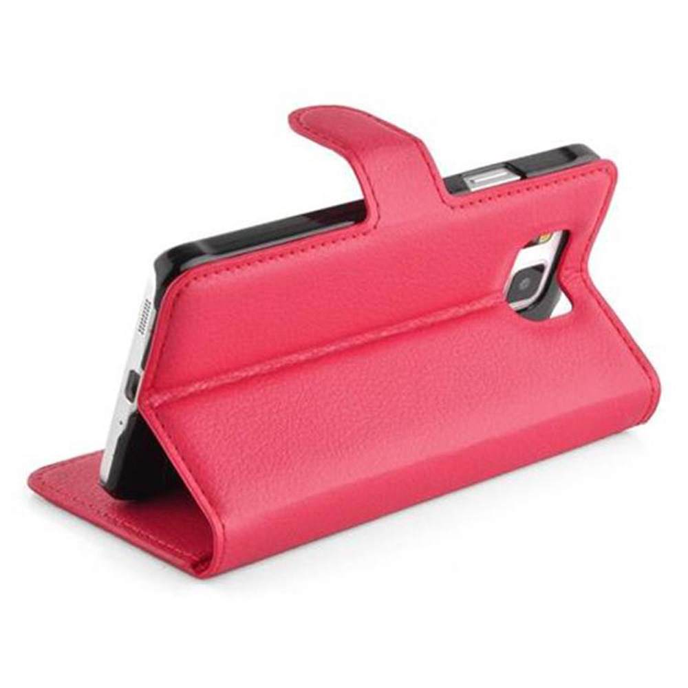 Un étui de téléphone en cuir rouge avec un téléphone à l'intérieur. L'étui est ouvert, montrant l'écran du téléphone. L'étui a une fermeture à languette.