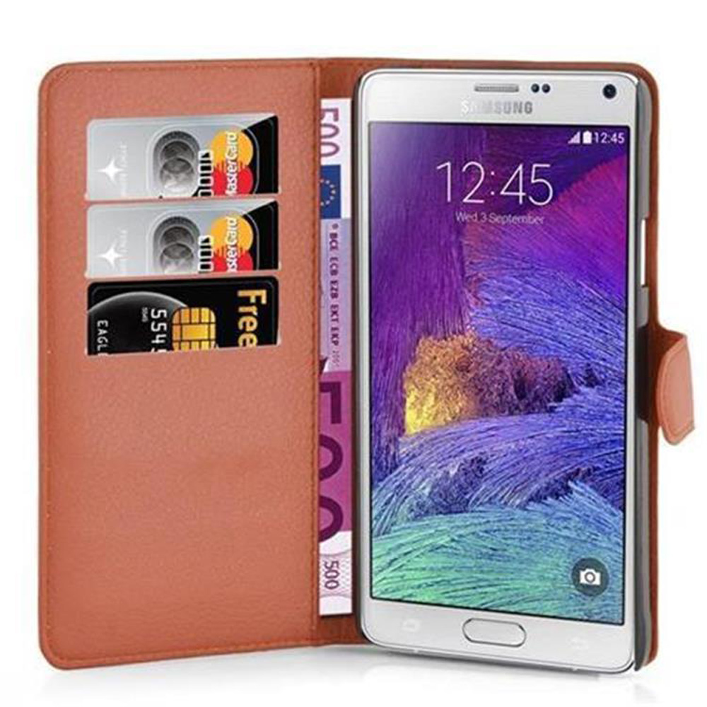 Geöffnete Handyhülle mit Telefon, das die Uhrzeit anzeigt, und Karten. Die Hülle ist braun mit Kreditkarten und Euro-Banknoten.