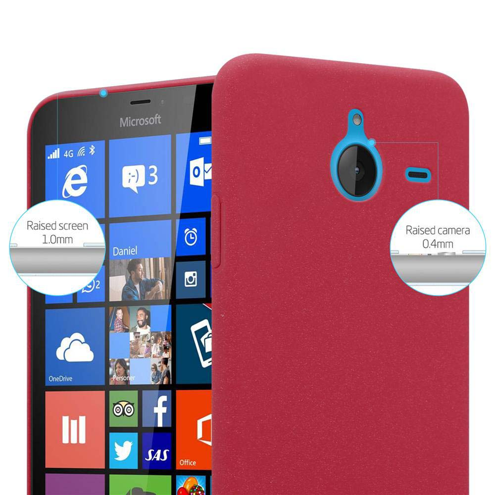 Un teléfono rojo con funda, mostrando la pantalla con aplicaciones y un detalle de la cámara elevada. La pantalla muestra el logo de Microsoft.