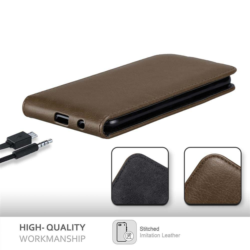 Una funda de cuero marrón con un teléfono dentro. Un cable USB e iconos pequeños debajo. Texto 'Alta calidad de mano de obra' en la parte inferior.