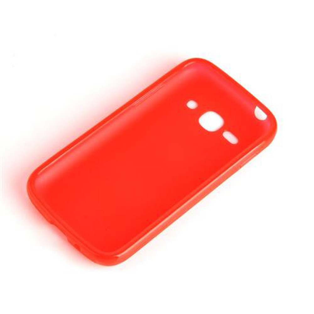 Una custodia rossa per telefono è posizionata in diagonale su una superficie bianca. Ha fori per la fotocamera e altre funzioni.