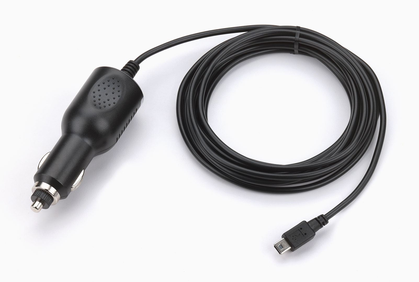 Een zwarte autolader met opgerolde kabel en USB-connector op een witte achtergrond.