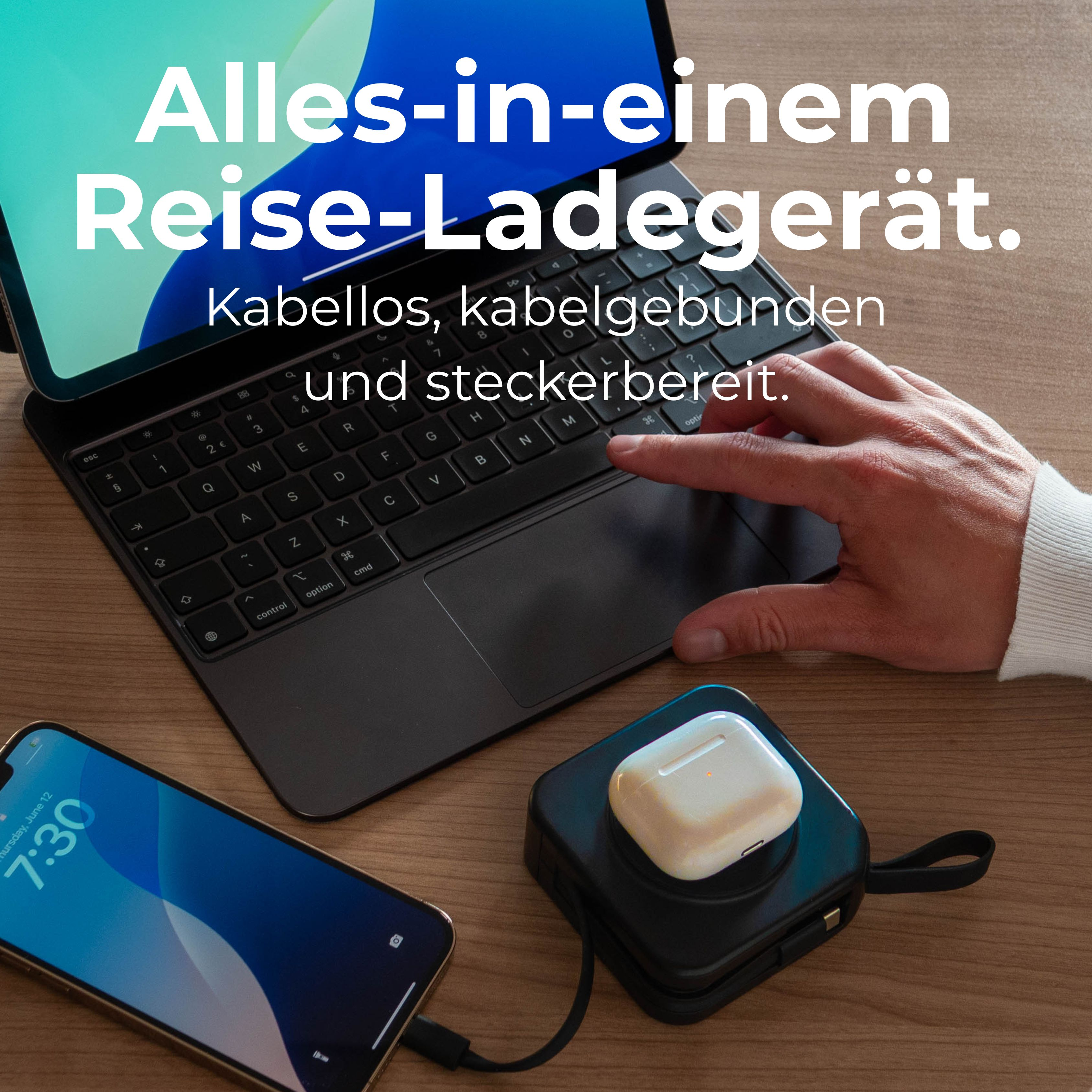 Ein Telefon, Tablet und AirPods auf Holz. Text: 'Alles in einem Reiseladegerät'.